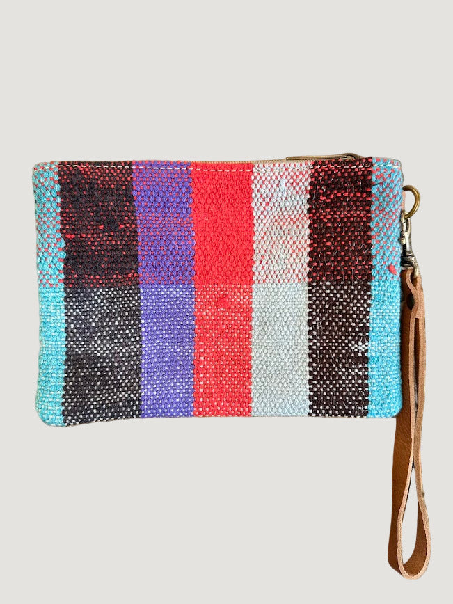 Les pochettes POKI sont confectionnées à partir de tissus Haïk marocains chinés, colorés et tous différents. Chaque modèle est une pièce unique, reflet d’un savoir-faire artisanal authentique.