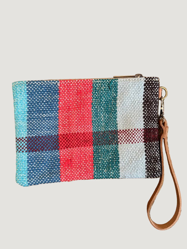 Les pochettes POKI sont confectionnées à partir de tissus Haïk marocains chinés, colorés et tous différents. Chaque modèle est une pièce unique, reflet d’un savoir-faire artisanal authentique.