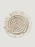 Apportez une touche naturelle et élégante à votre table avec le sous-verre TOMA.
Tressé à la main en raphia naturel, il séduit par ses finitions frangées et son charme authentique.