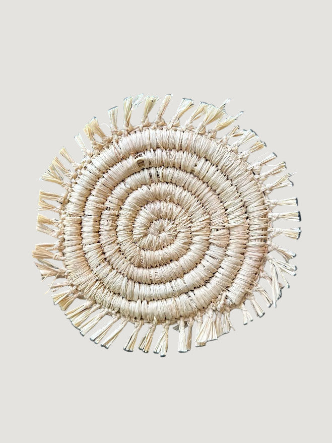 Apportez une touche naturelle et élégante à votre table avec le sous-verre TOMA.
Tressé à la main en raphia naturel, il séduit par ses finitions frangées et son charme authentique.