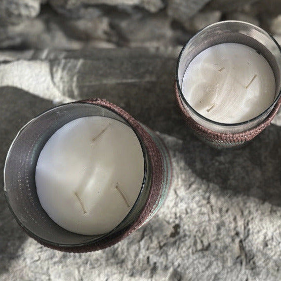 Bougie ODAJA, parfum Jasmin, panier en raphia tressé, fait main – bougies artisanales ZliZ