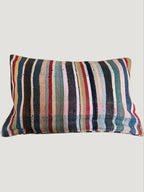 Confectionnée à partir d’anciennes couvertures marocaines Haïk soigneusement chinées, la housse de coussin LITA1 est une pièce unique au charme authentique.