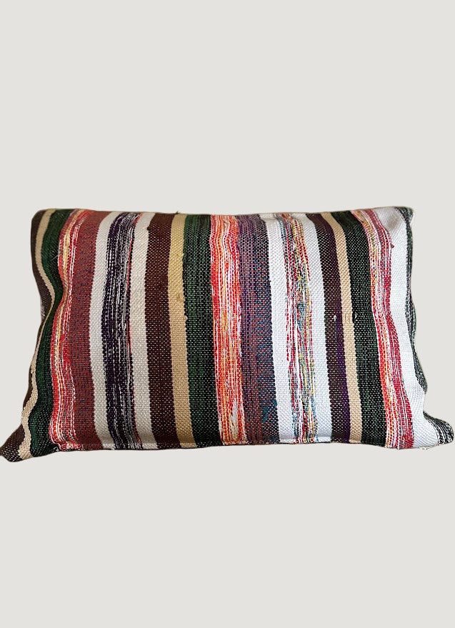 Confectionnée à partir d’anciennes couvertures marocaines Haïk soigneusement chinées, la housse de coussin LITA1 est une pièce unique au charme authentique.