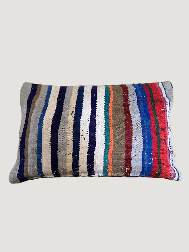 Confectionnée à partir d’anciennes couvertures marocaines Haïk soigneusement chinées, la housse de coussin LITA1 est une pièce unique au charme authentique.