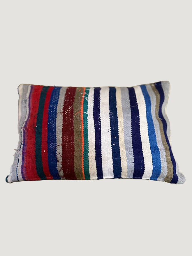 Confectionnée à partir d’anciennes couvertures marocaines Haïk soigneusement chinées, la housse de coussin LITA1 est une pièce unique au charme authentique.