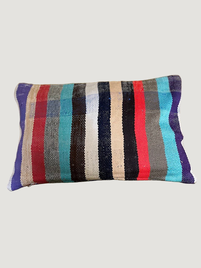 Confectionnée à partir d’anciennes couvertures marocaines Haïk soigneusement chinées, la housse de coussin LITA1 est une pièce unique au charme authentique.