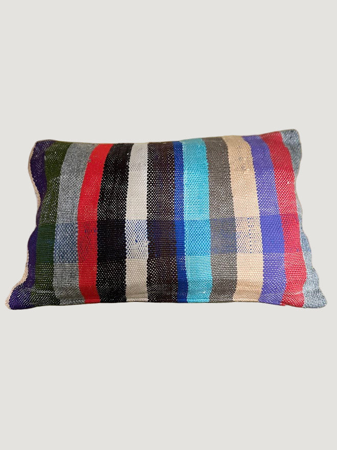 Confectionnée à partir d’anciennes couvertures marocaines Haïk soigneusement chinées, la housse de coussin LITA1 est une pièce unique au charme authentique.