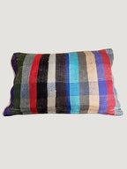 Confectionnée à partir d’anciennes couvertures marocaines Haïk soigneusement chinées, la housse de coussin LITA1 est une pièce unique au charme authentique.