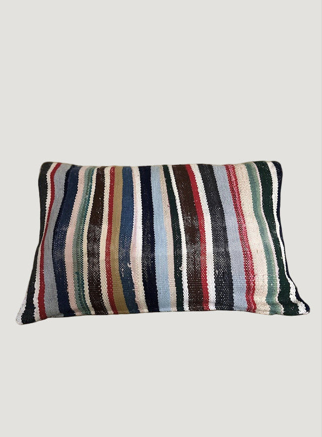 Confectionnée à partir d’anciennes couvertures marocaines Haïk soigneusement chinées, la housse de coussin LITA1 est une pièce unique au charme authentique.