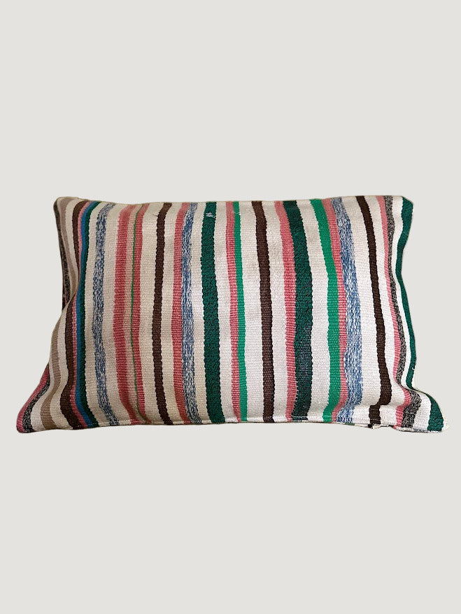 Confectionnée à partir d’anciennes couvertures marocaines Haïk soigneusement chinées, la housse de coussin LITA1 est une pièce unique au charme authentique.