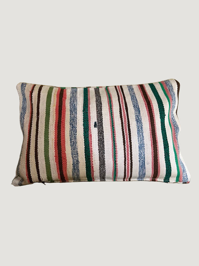 Confectionnée à partir d’anciennes couvertures marocaines Haïk soigneusement chinées, la housse de coussin LITA1 est une pièce unique au charme authentique.