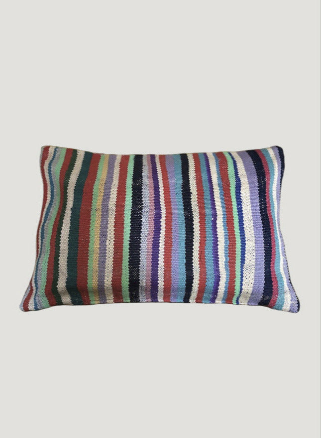 Confectionnée à partir d’anciennes couvertures marocaines Haïk soigneusement chinées, la housse de coussin LITA1 est une pièce unique au charme authentique.