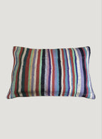 Confectionnée à partir d’anciennes couvertures marocaines Haïk soigneusement chinées, la housse de coussin LITA1 est une pièce unique au charme authentique.