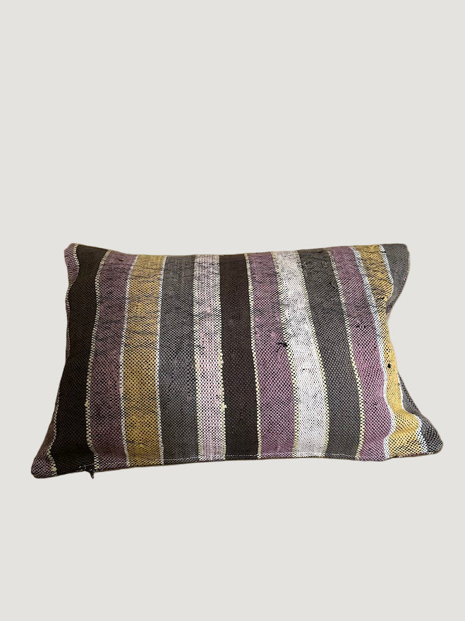 Confectionnée à partir d’anciennes couvertures marocaines Haïk soigneusement chinées, la housse de coussin LITA1 est une pièce unique au charme authentique.