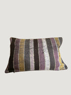 Confectionnée à partir d’anciennes couvertures marocaines Haïk soigneusement chinées, la housse de coussin LITA1 est une pièce unique au charme authentique.