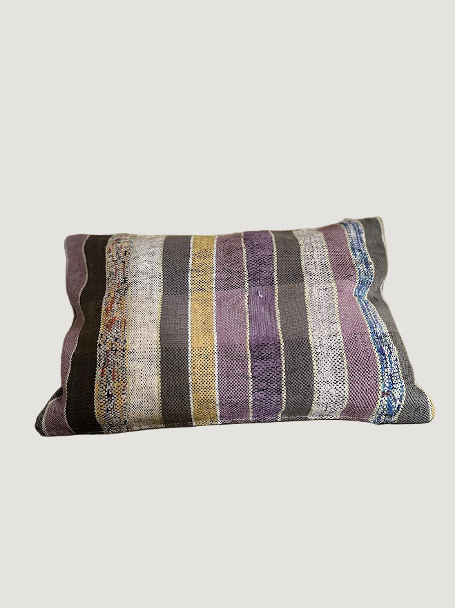 Confectionnée à partir d’anciennes couvertures marocaines Haïk soigneusement chinées, la housse de coussin LITA1 est une pièce unique au charme authentique.