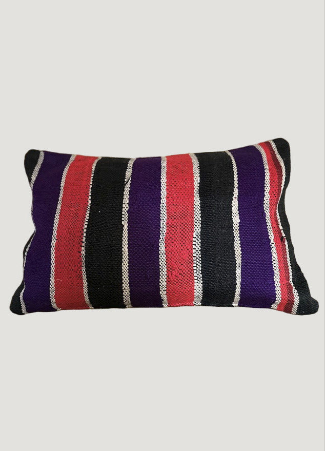 Confectionnée à partir d’anciennes couvertures marocaines Haïk soigneusement chinées, la housse de coussin LITA1 est une pièce unique au charme authentique.