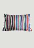 Confectionnée à partir d’anciennes couvertures marocaines Haïk soigneusement chinées, la housse de coussin LITA1 est une pièce unique au charme authentique.