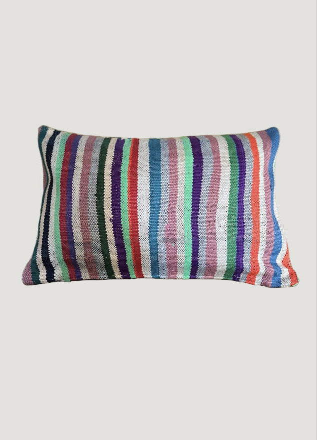 Confectionnée à partir d’anciennes couvertures marocaines Haïk soigneusement chinées, la housse de coussin LITA1 est une pièce unique au charme authentique.