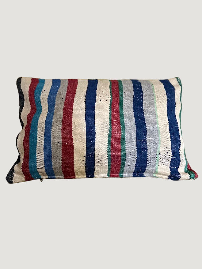 Confectionnée à partir d’anciennes couvertures marocaines Haïk soigneusement chinées, la housse de coussin LITA1 est une pièce unique au charme authentique.