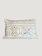 Avec son fond écru et ses dessins contrastés, AMSAY s’accorde parfaitement à tous les styles d’intérieur — sur un canapé, un lit ou un fauteuil. Son caractère brut et raffiné en fait un bel accent décoratif, à associer facilement avec des coussins à rayures ou des textures naturelles.