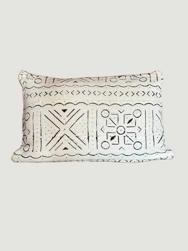 La housse de coussin AMSAY mêle authenticité et élégance ethnique.
Réalisée en coton tissé à la main et imprimé selon le savoir-faire traditionnel du bogolan malien, chaque pièce est unique.