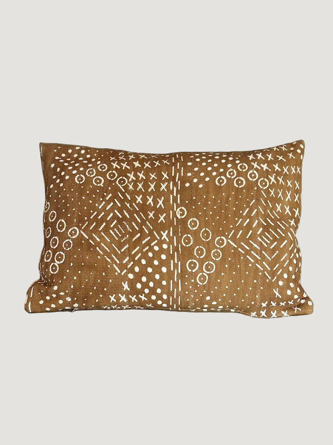 La housse AMSAY mêle authenticité et élégance ethnique.
Réalisée en coton tissé à la main et imprimé selon le savoir-faire traditionnel du bogolan malien, chaque pièce est unique.