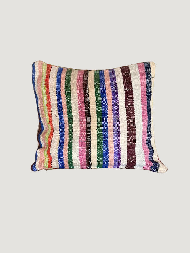 Confectionnée à partir d’anciennes couvertures marocaines Haïk soigneusement chinées, la housse de coussin VEDA1 est une pièce unique au charme authentique.