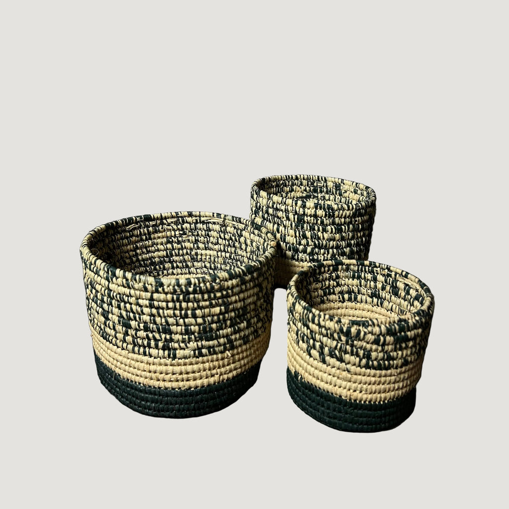 Les paniers ATAY incarnent le charme du fait-main et la beauté des fibres naturelles.
Tressés à la main en raphia, ils se distinguent par leurs teintes naturelles et leur texture douce, apportant une note bohème et raffinée à votre intérieur.