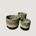 Les paniers ATAY incarnent le charme du fait-main et la beauté des fibres naturelles.
Tressés à la main en raphia, ils se distinguent par leurs teintes naturelles et leur texture douce, apportant une note bohème et raffinée à votre intérieur.