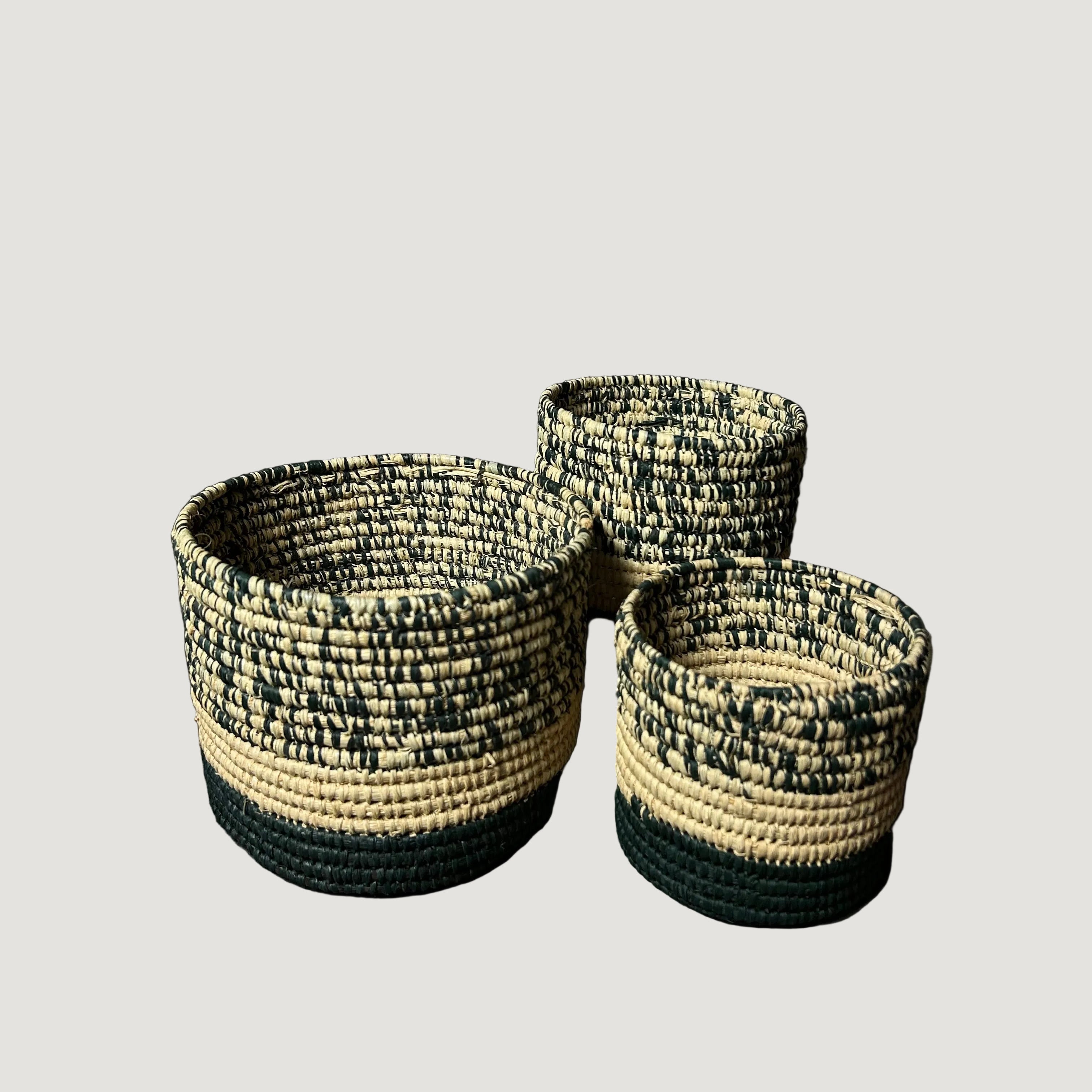 Les paniers ATAY incarnent le charme du fait-main et la beauté des fibres naturelles.
Tressés à la main en raphia, ils se distinguent par leurs teintes naturelles et leur texture douce, apportant une note bohème et raffinée à votre intérieur.