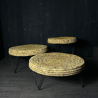 La table TAWU incarne la rencontre parfaite entre artisanat traditionnel et design contemporain.
Tressée à la main à partir de feuilles de palmier naturelles, chaque pièce révèle un travail minutieux et une texture organique unique. Son piètement en métal noir brut apporte une touche moderne et élégante, créant un contraste subtil et harmonieux.