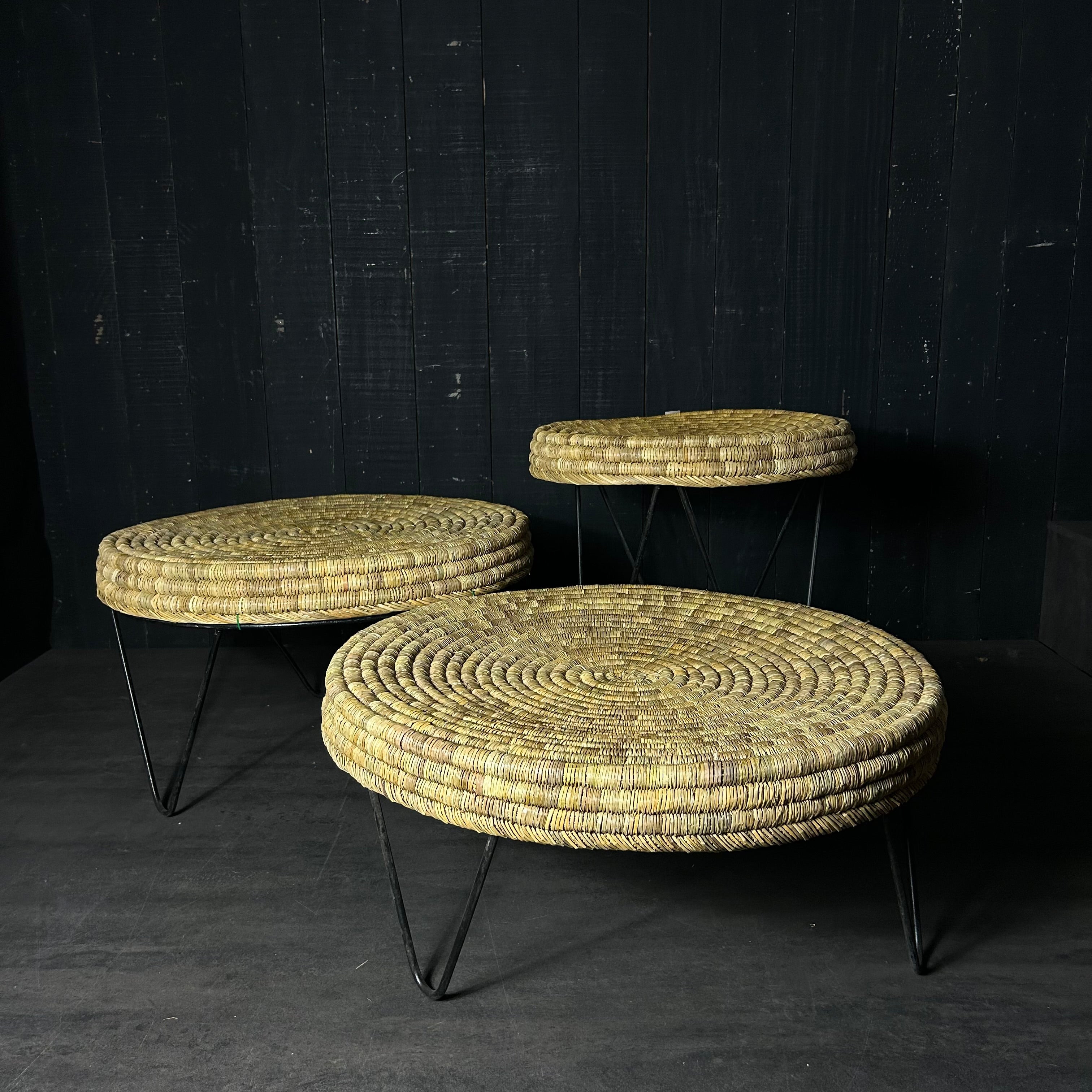 La table TAWU incarne la rencontre parfaite entre artisanat traditionnel et design contemporain.
Tressée à la main à partir de feuilles de palmier naturelles, chaque pièce révèle un travail minutieux et une texture organique unique. Son piètement en métal noir brut apporte une touche moderne et élégante, créant un contraste subtil et harmonieux.