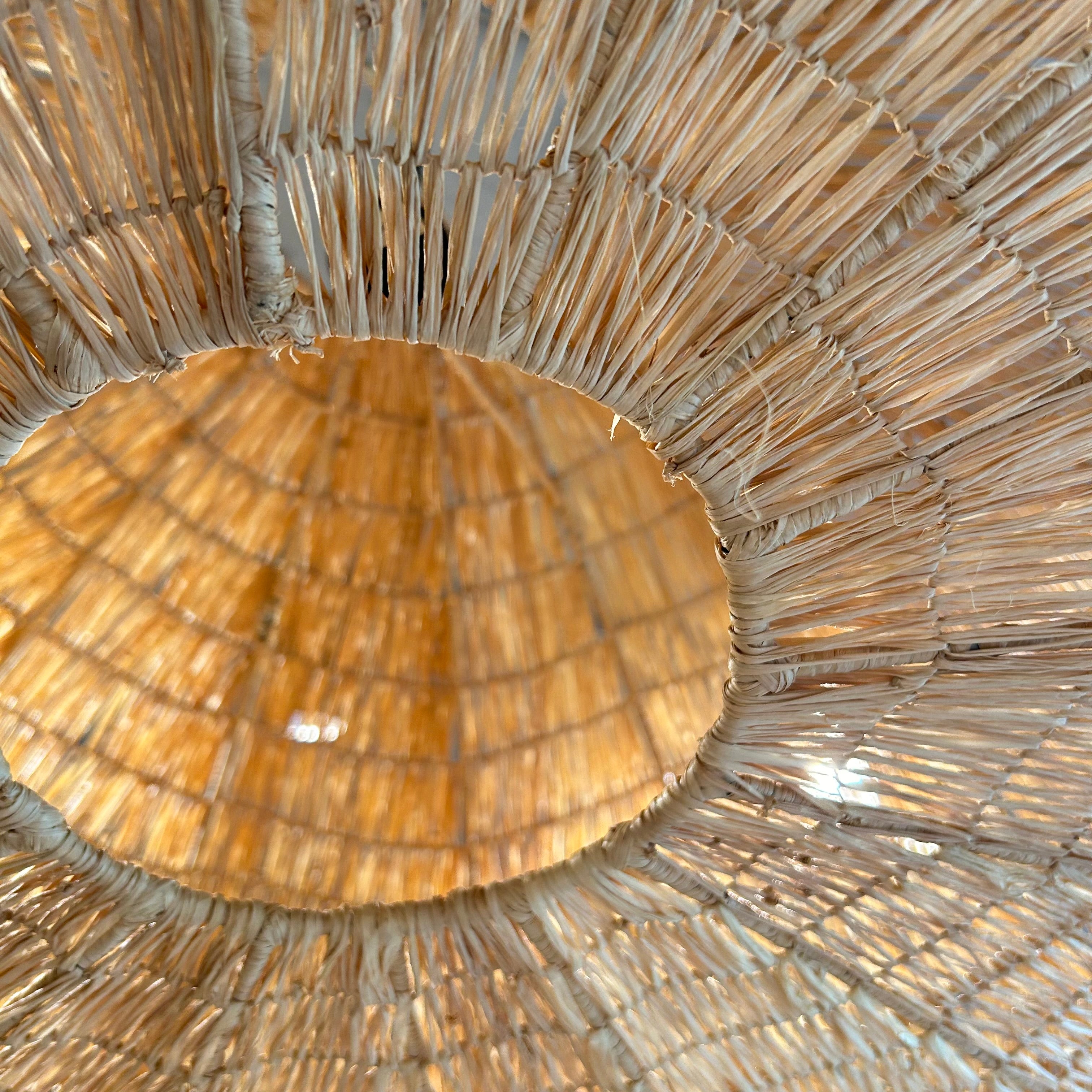 Suspension ITRAN en feuille de palmier tressée