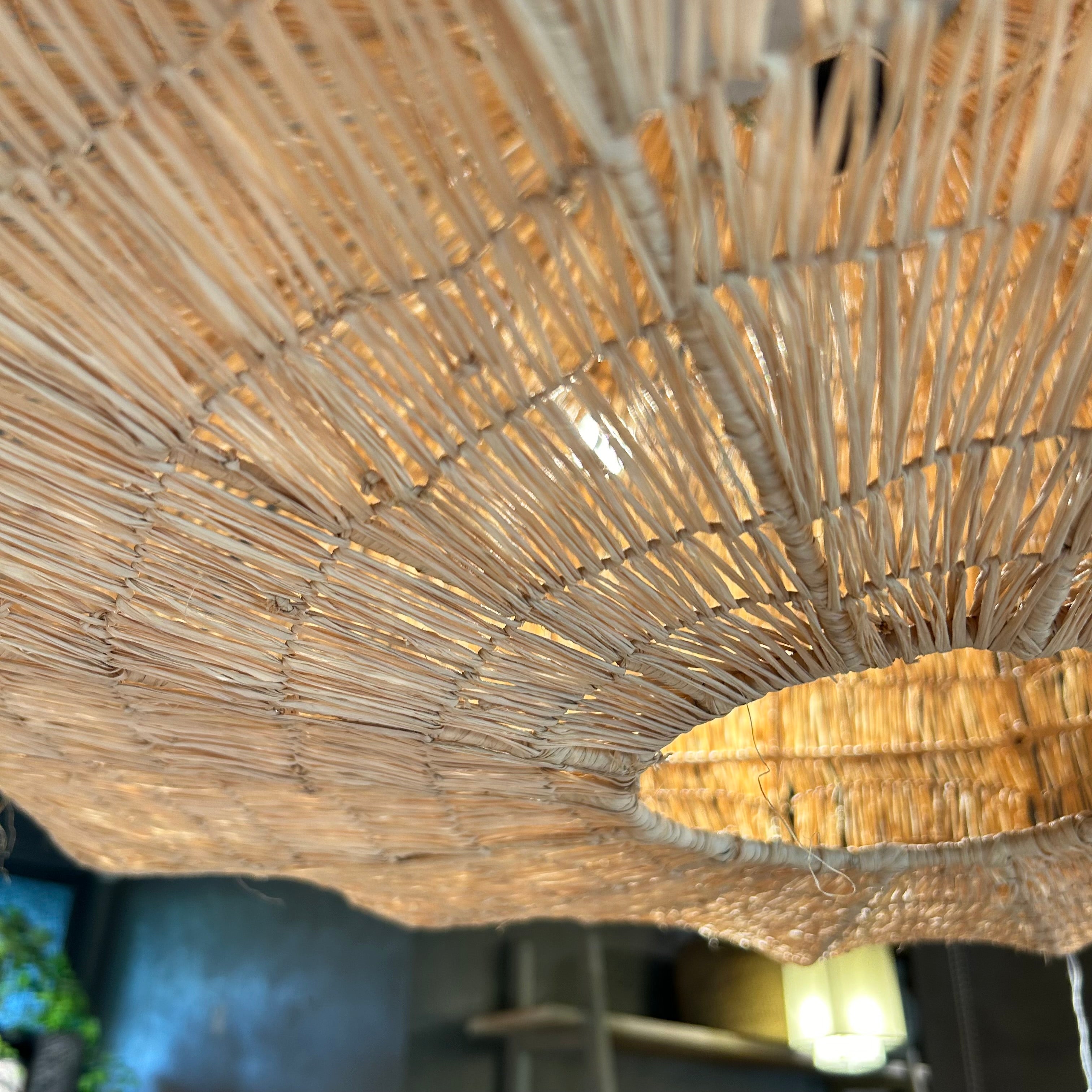 Suspension ITRAN en feuille de palmier tressée