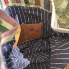 Né de la rencontre entre artisanat traditionnel marocain et design contemporain, le sac Aki est confectionné à partir d’anciennes couvertures Haïk, soigneusement chinées et transformées en pièces uniques.