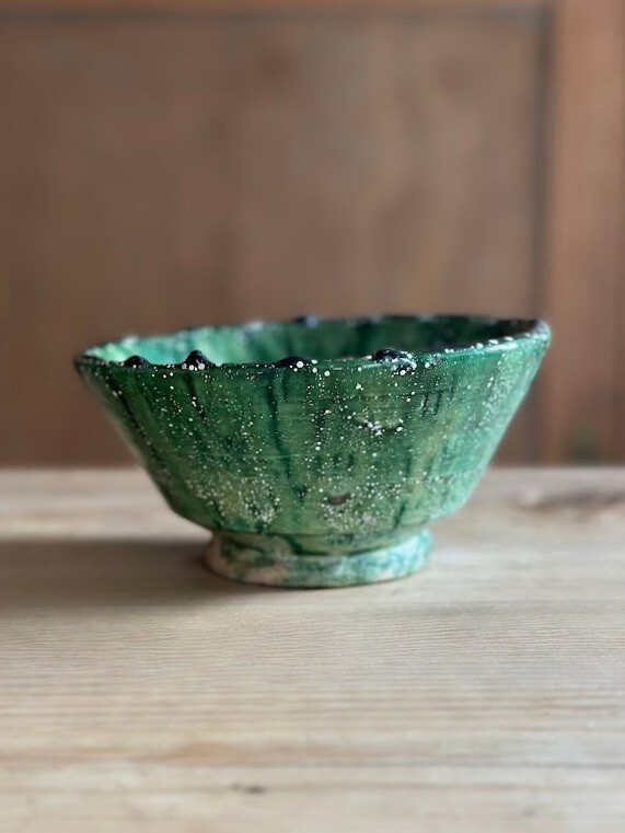 Façonné et émaillé à la main selon un savoir-faire traditionnel, le saladier TAMI révèle toute la richesse de la terre et les nuances propres à une cuisson artisanale.