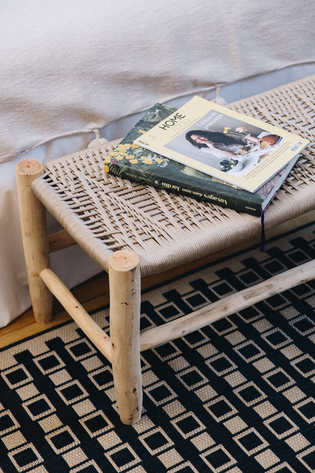Le banc OXI allie élégance naturelle et savoir-faire artisanal.
Entièrement réalisé à la main, il associe une structure en bois brut à un tressage en fil de nylon, pour un rendu à la fois robuste, léger et plein de caractère.

Tissage apportant sa propre texture et personnalité.