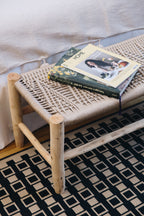 Le banc OXI allie élégance naturelle et savoir-faire artisanal.
Entièrement réalisé à la main, il associe une structure en bois brut à un tressage en fil de nylon, pour un rendu à la fois robuste, léger et plein de caractère.

Tissage apportant sa propre texture et personnalité.