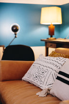 Avec son fond écru et ses dessins contrastés, AMSAY s’accorde parfaitement à tous les styles d’intérieur — sur un canapé, un lit ou un fauteuil. Son caractère brut et raffiné en fait un bel accent décoratif, à associer facilement avec des coussins à rayures ou des textures naturelles.