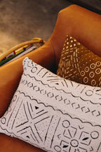 Avec son fond écru et ses dessins contrastés, AMSAY s’accorde parfaitement à tous les styles d’intérieur — sur un canapé, un lit ou un fauteuil. Son caractère brut et raffiné en fait un bel accent décoratif, à associer facilement avec des coussins à rayures ou des textures naturelles.