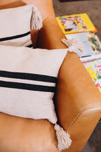 En coton brut tissé et confectionné à la main sur un métier traditionnel marocain, la housse IGRIZ séduit par son élégance épurée.
Ses rayures noires sur fond écru apportent une touche authentique et intemporelle à votre décoration.