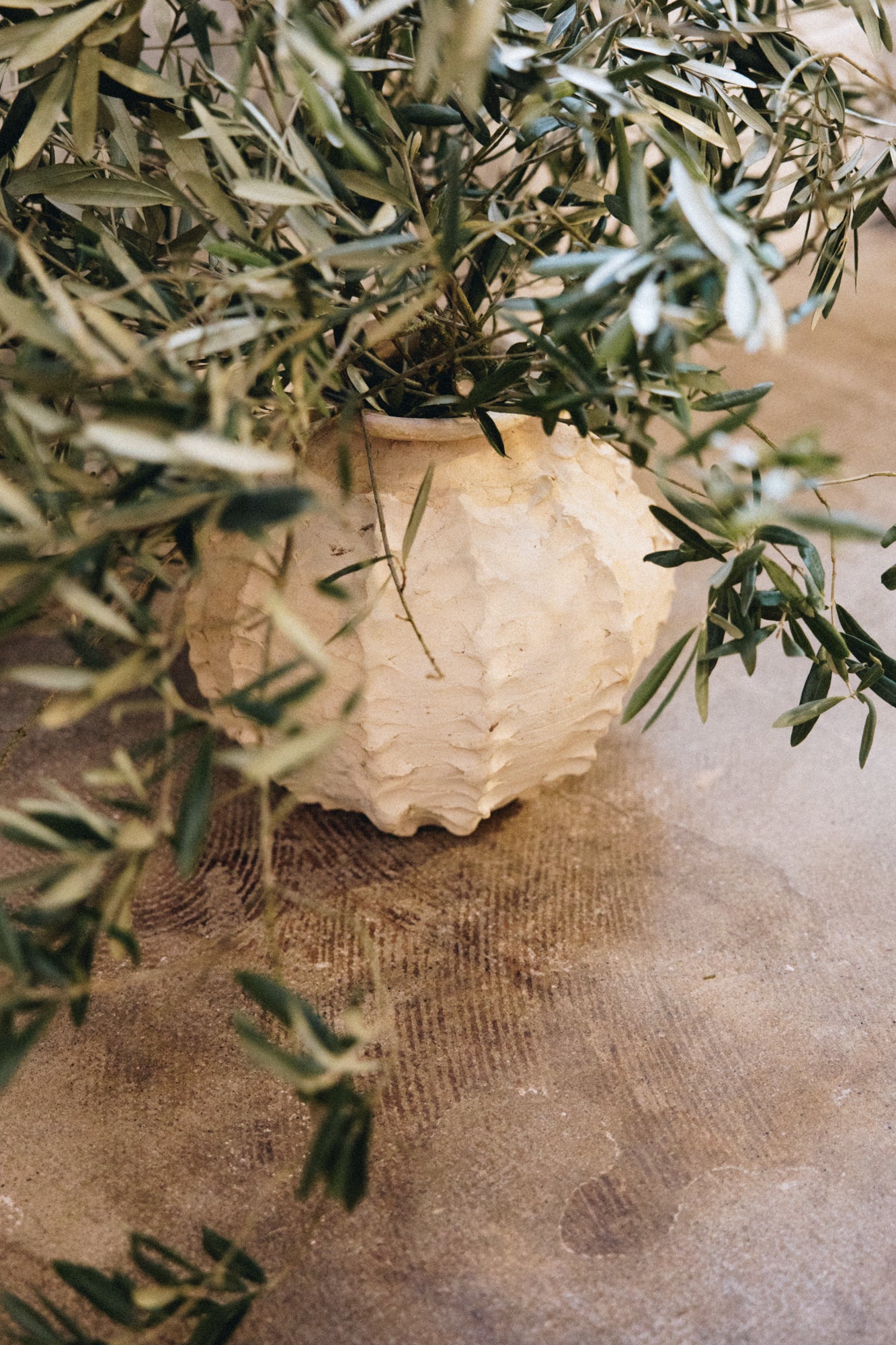 Elément fort de décoration, le vase AKALNAT se distingue par son caractère unique. Façonné à la main selon un savoir-faire ancestral, il existe en deux finitions :

Naturel : brut, rustique, au charme minéral