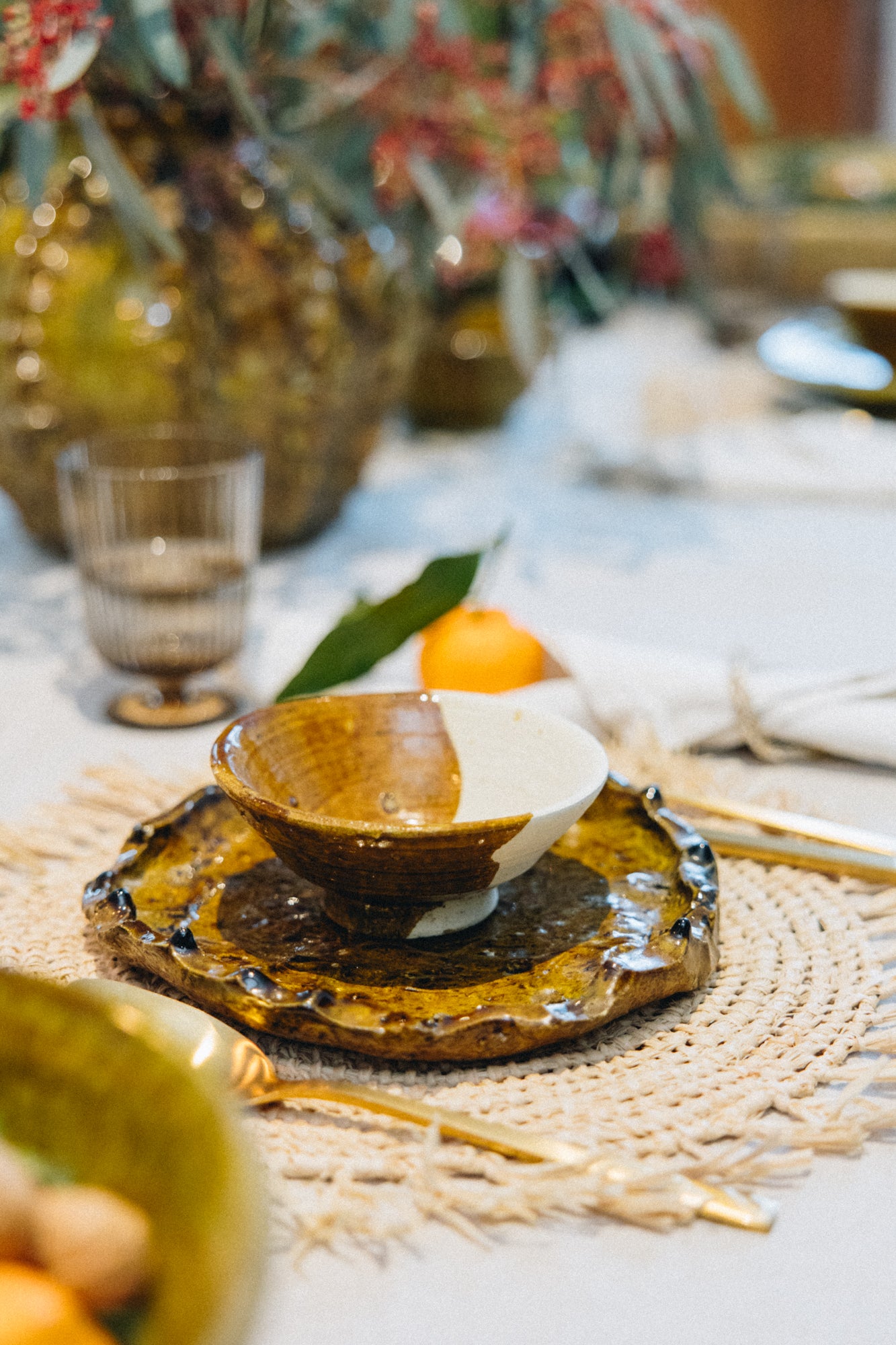 Sets de table AMAR en raphia tressé et finitions frangé