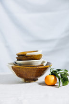 Entièrement façonnée et émaillée à la main au Maroc, la ligne AGA se distingue par son contraste unique : une moitié émaillée, l’autre laissée brute, au naturel.