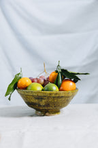Entièrement façonné et émaillé à la main au Maroc, ce saladier en céramique de Tamegroute apportera une touche authentique et bohème chic à votre intérieur.
