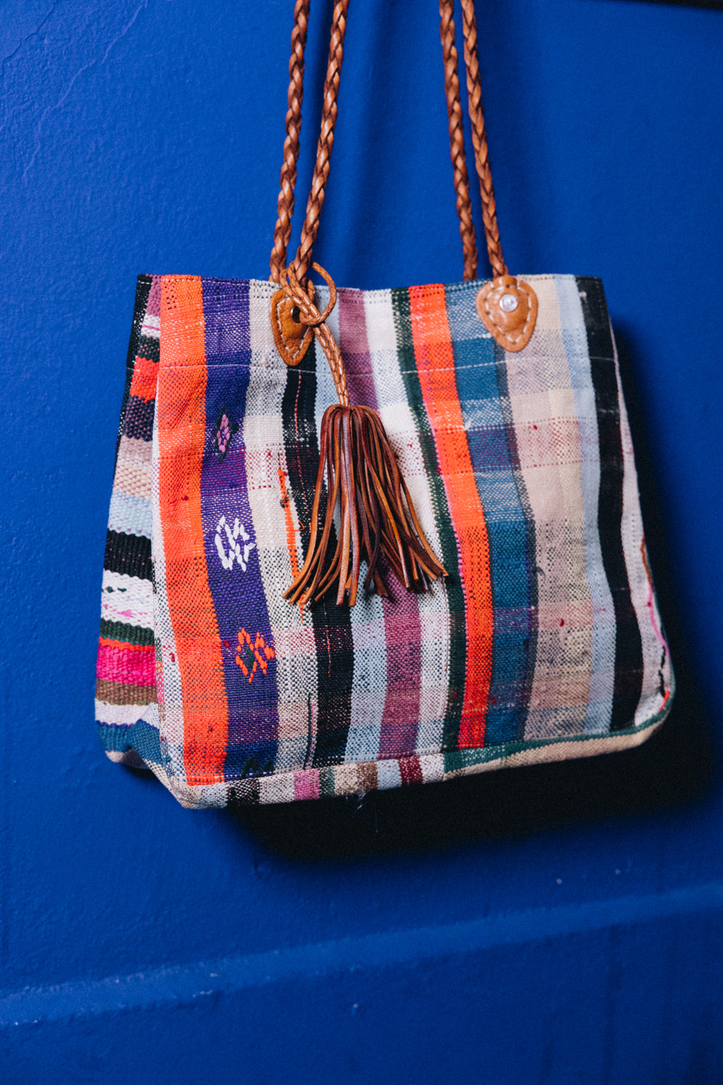 Né de la rencontre entre artisanat traditionnel marocain et design contemporain, le sac Aki est confectionné à partir d’anciennes couvertures Haïk, soigneusement chinées et transformées en pièces uniques.
Chaque sac se distingue par ses motifs, rayures et nuances, rendant chaque modèle absolument singulier.