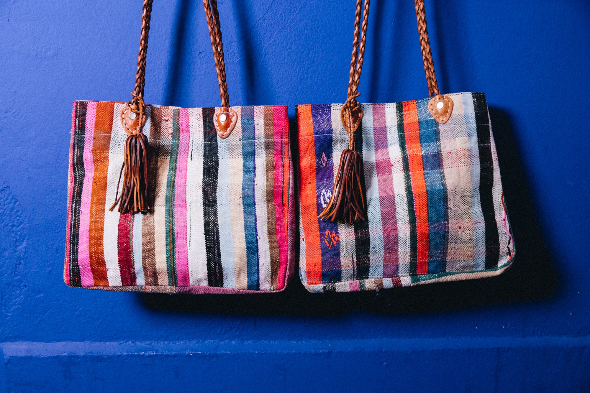 Né de la rencontre entre artisanat traditionnel marocain et design contemporain, le sac Aki est confectionné à partir d’anciennes couvertures Haïk, soigneusement chinées et transformées en pièces uniques.
Chaque sac se distingue par ses motifs, rayures et nuances, rendant chaque modèle absolument singulier.