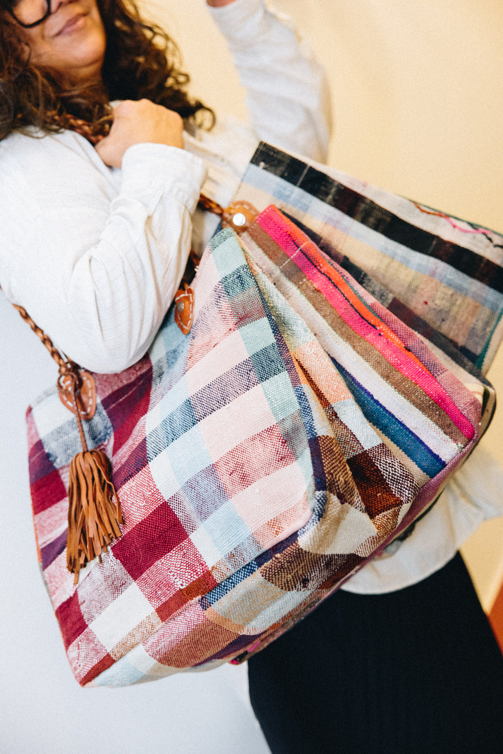 Né de la rencontre entre artisanat traditionnel marocain et design contemporain, le sac Aki est confectionné à partir d’anciennes couvertures Haïk, soigneusement chinées et transformées en pièces uniques.
Chaque sac se distingue par ses motifs, rayures et nuances, rendant chaque modèle absolument singulier.