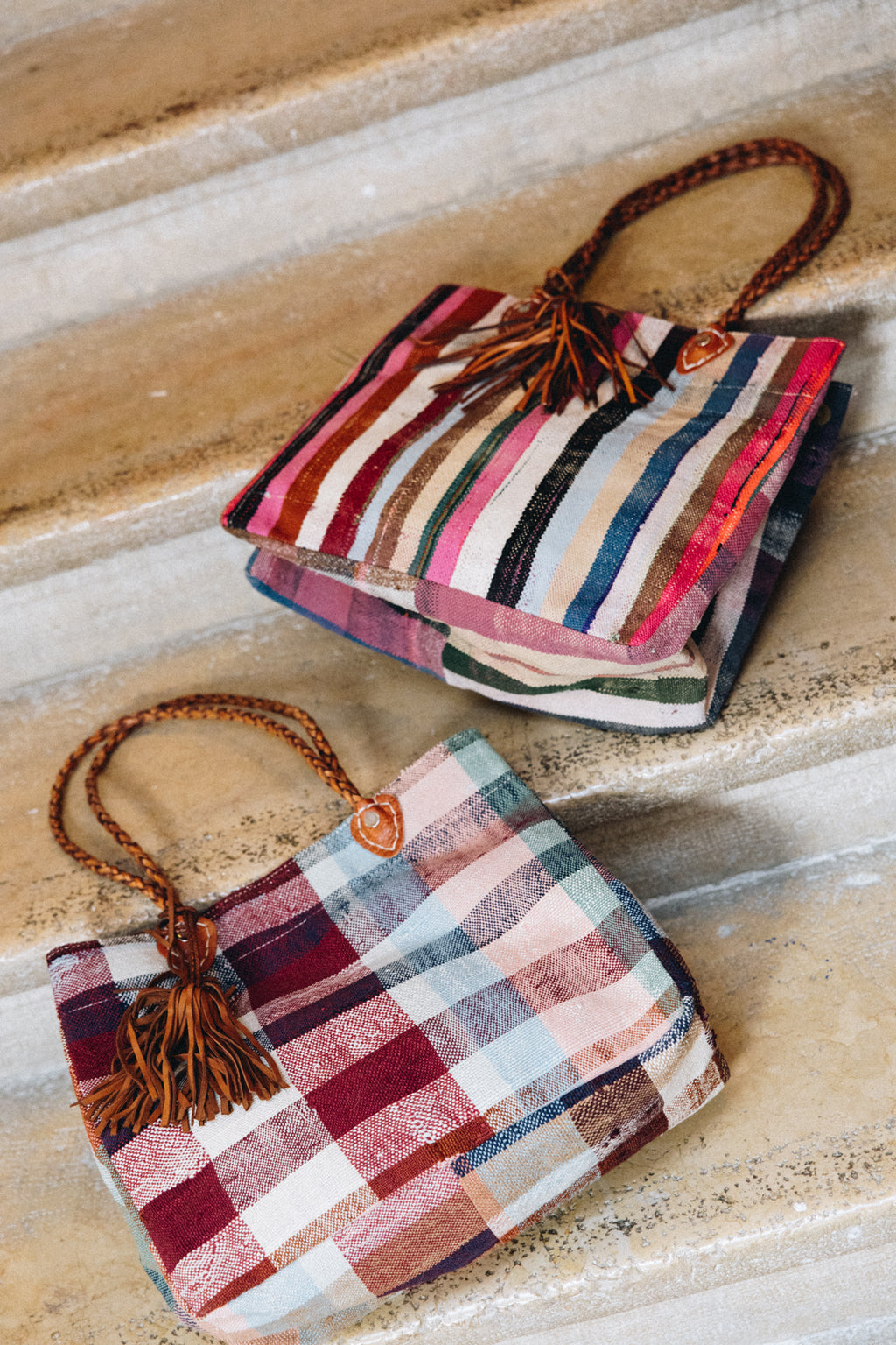 Né de la rencontre entre artisanat traditionnel marocain et design contemporain, le sac Aki est confectionné à partir d’anciennes couvertures Haïk, soigneusement chinées et transformées en pièces uniques.
Chaque sac se distingue par ses motifs, rayures et nuances, rendant chaque modèle absolument singulier.